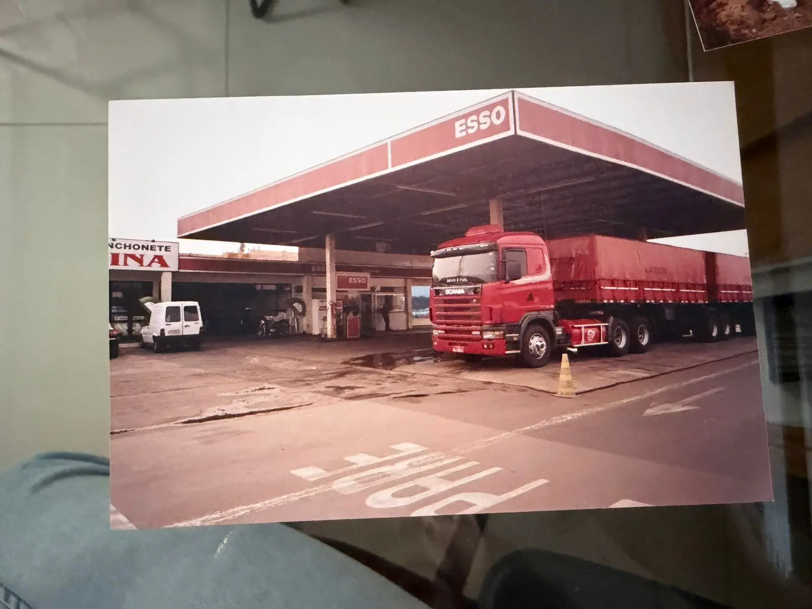 Registro antigo do Posto Trevo com caminhão na pista durante a fase Esso