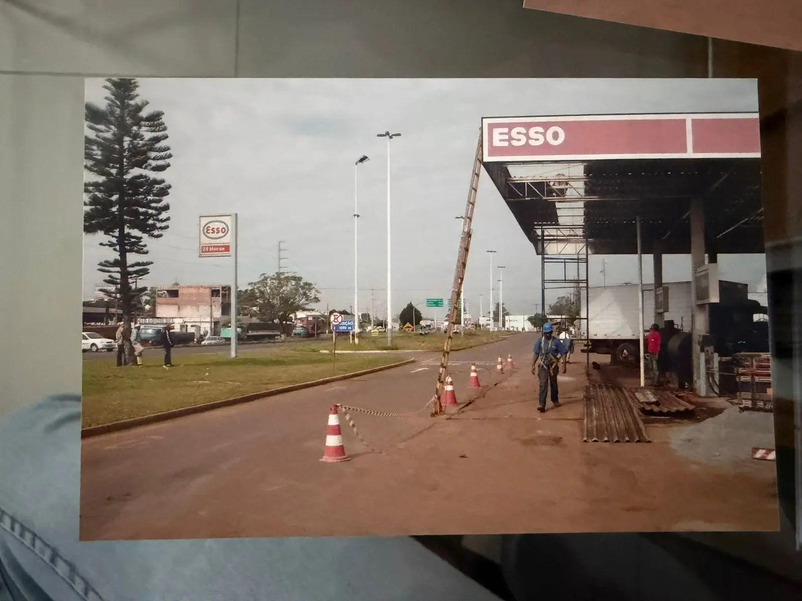 Registro histórico de uma reforma na cobertura do Posto Trevo