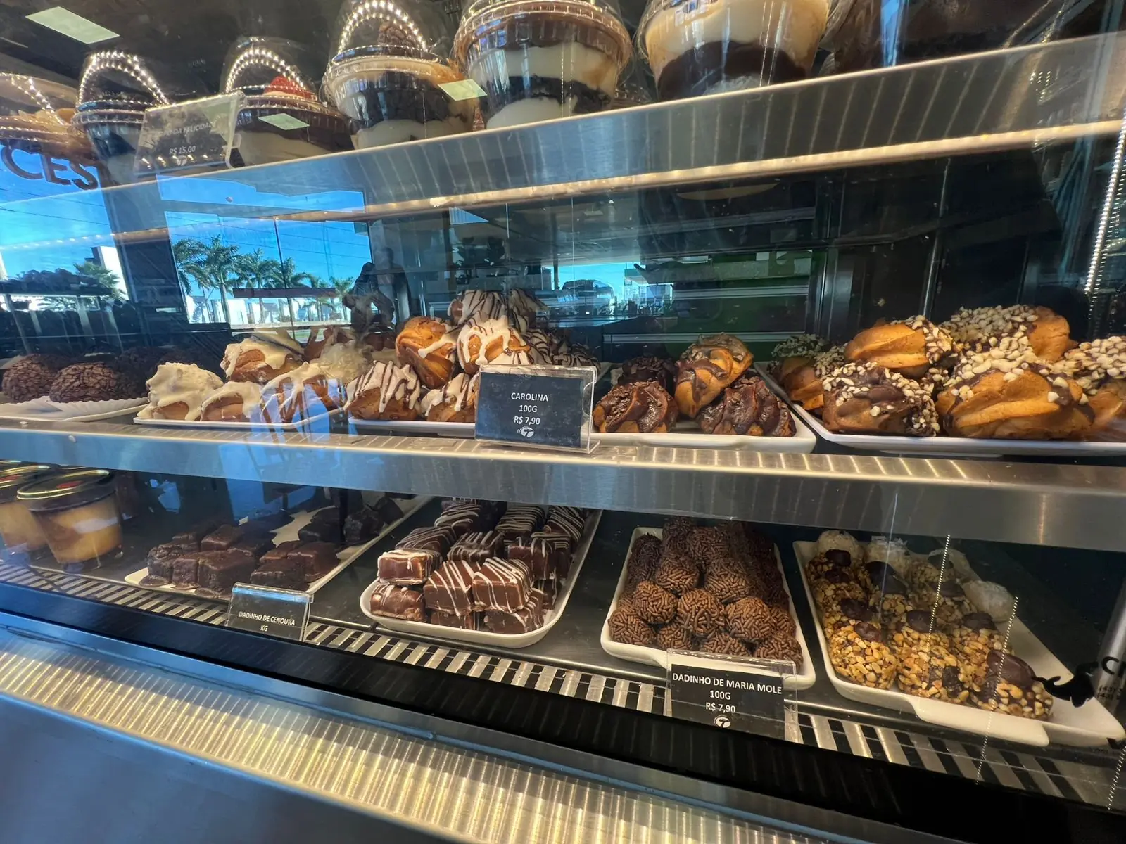 Doces e produtos frescos da conveniência do Posto Trevo