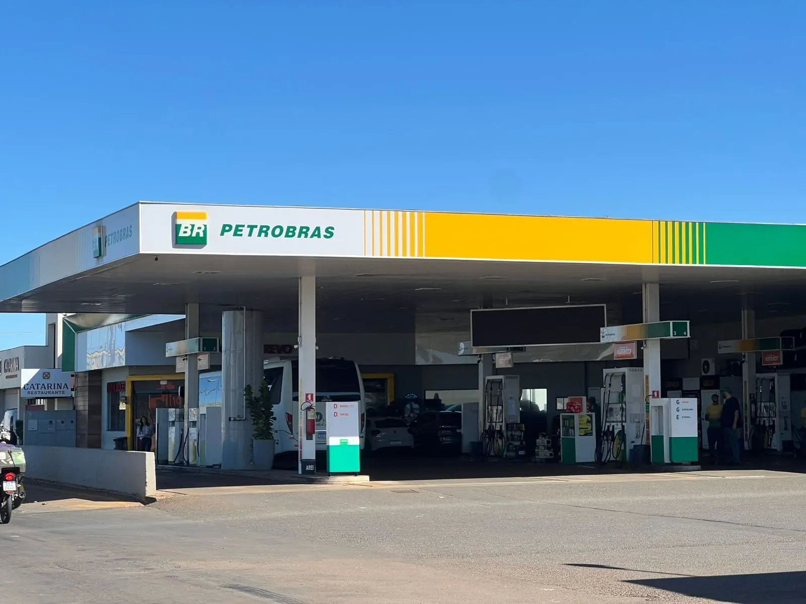 Fachada diurna do Posto Trevo em Cambé